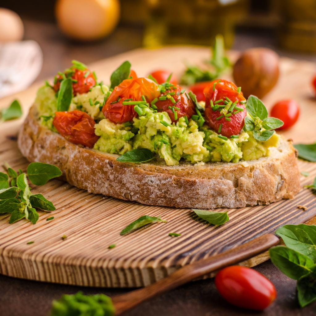 Тост з авокадо або хумусом