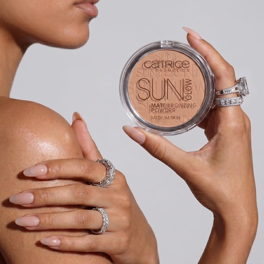 02 Catrice Sun Glow Matt Bronzing Powder (1635)