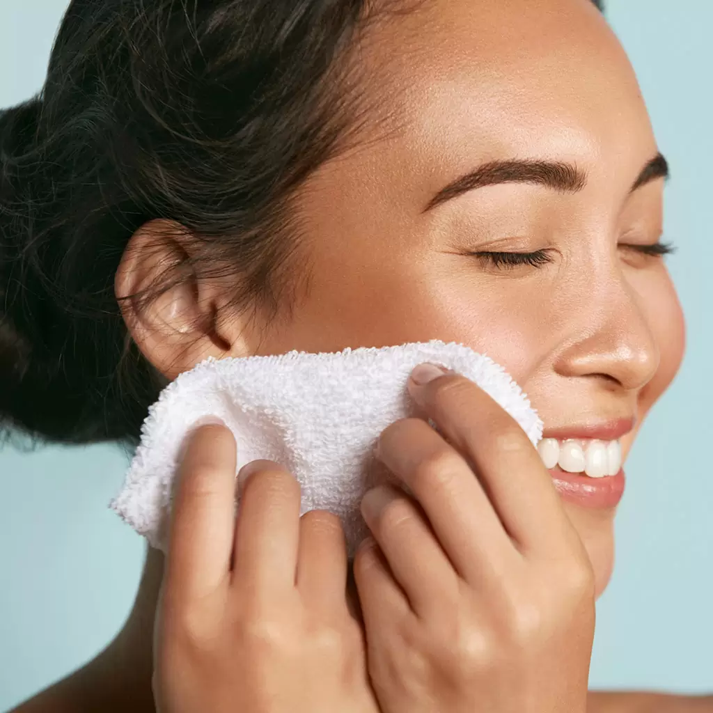Як правильно розпарити шкіру обличчя перед чищенням?